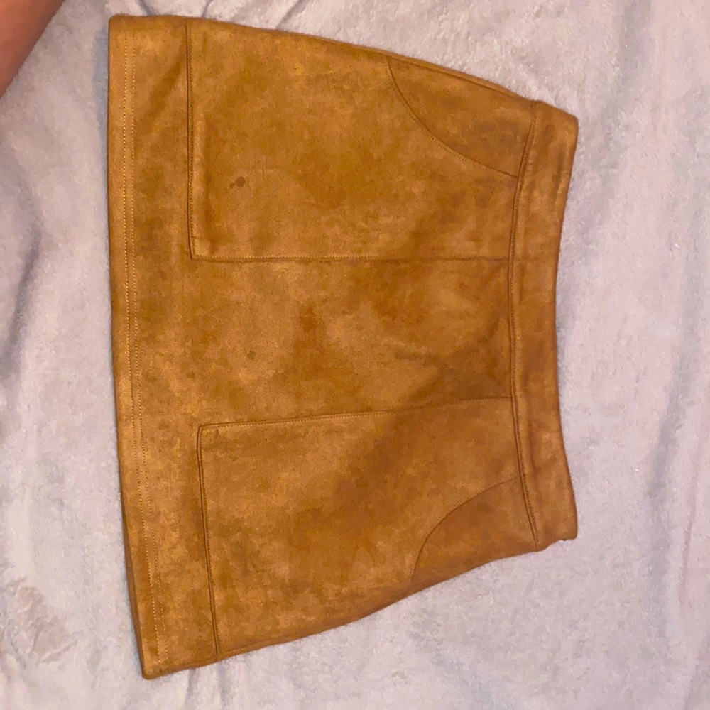 Camel color skirt, zipper on the sides IT HAS POCKETS! It’s a medium